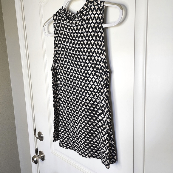 💥3/$30💥 LOFT Sleeveless Blouse - Picture 2 of 10